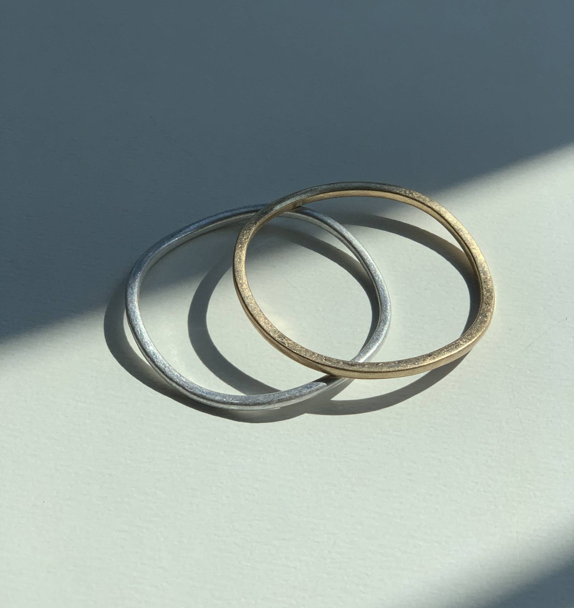 Geschwungenes Minimal Armband - Modernes Armreif in Gold Schlichtes Stacking Handgemachtes von AnotherEast
