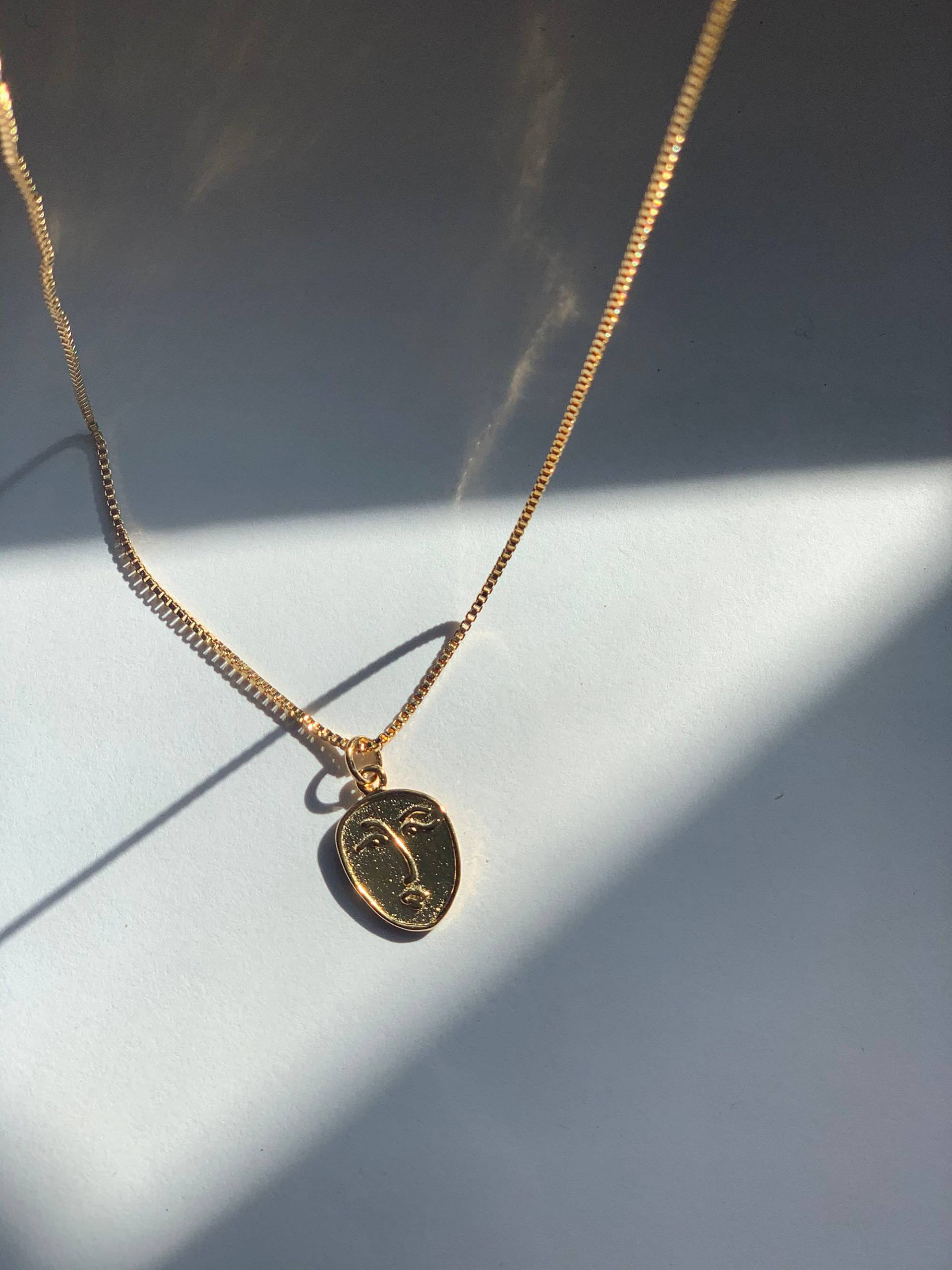 Gesicht Anhänger Halskette - Gold Layering Trendy von AnotherEast