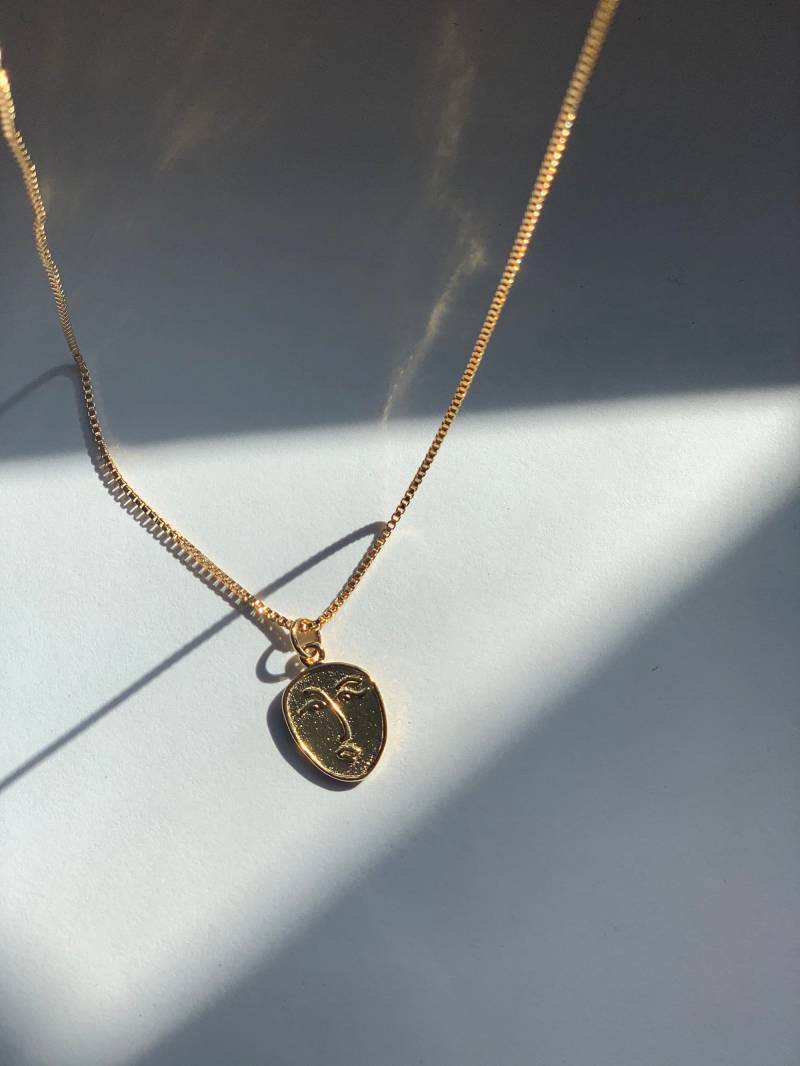 Gesicht Anhänger Halskette - Gold Layering Trendy von AnotherEast