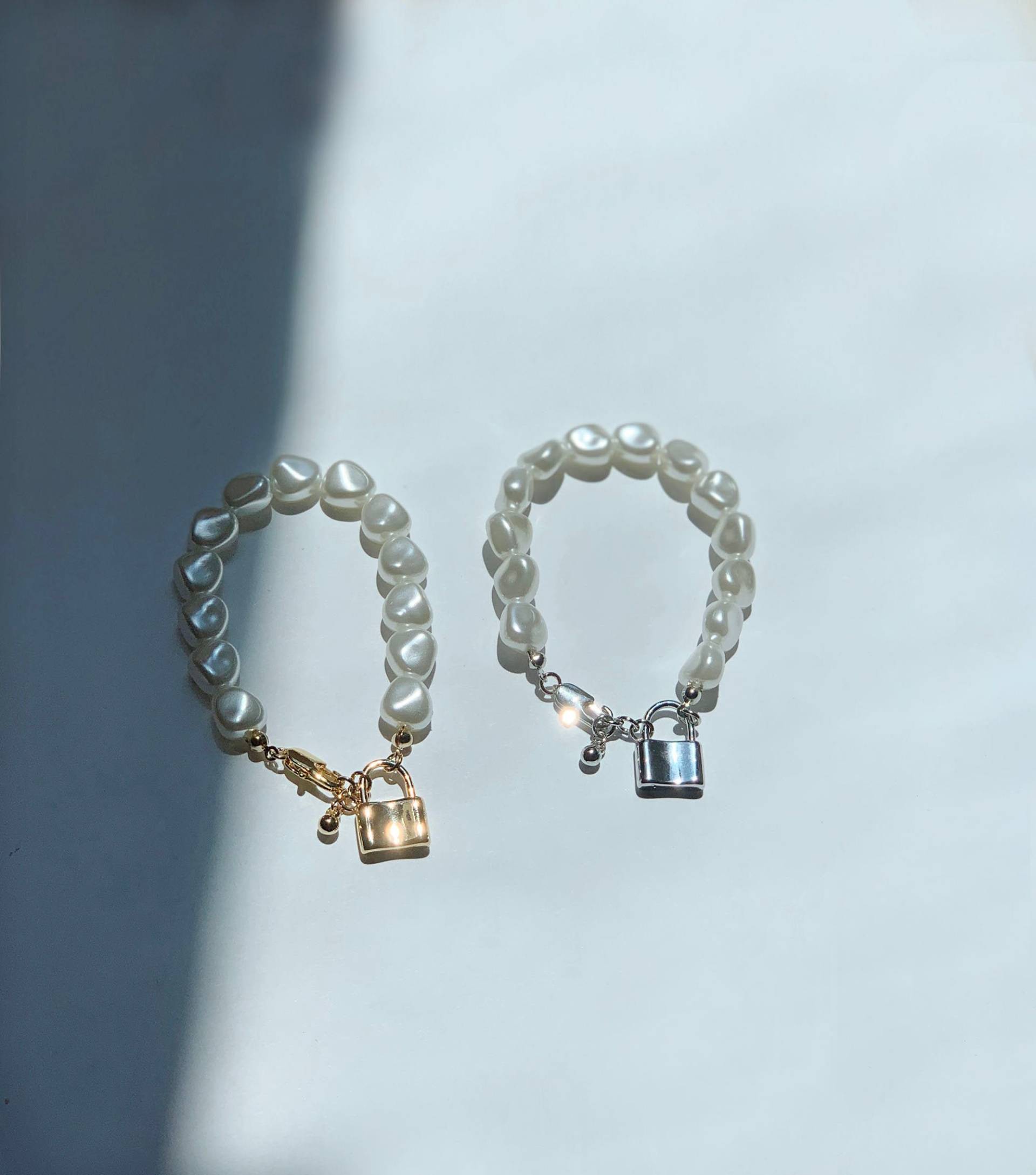 Lock Anhänger Perlenarmband - Armband Trendy Minimal Goldarmband -Charm von AnotherEast