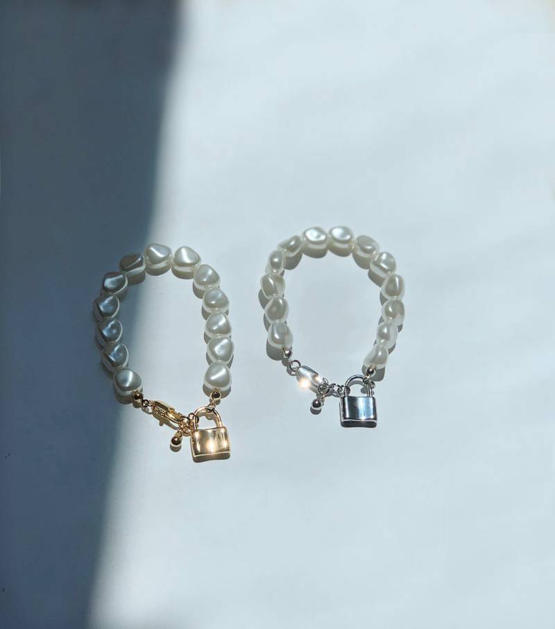 Lock Anhänger Perlenarmband - Armband Trendy Minimal Goldarmband -Charm von AnotherEast