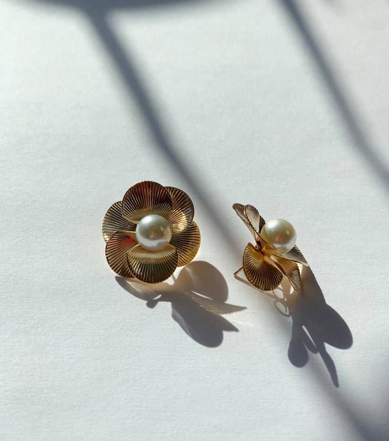 Perle in Blume Ohrringe - Gold Silber Schlichte Perlenohrringe von AnotherEast