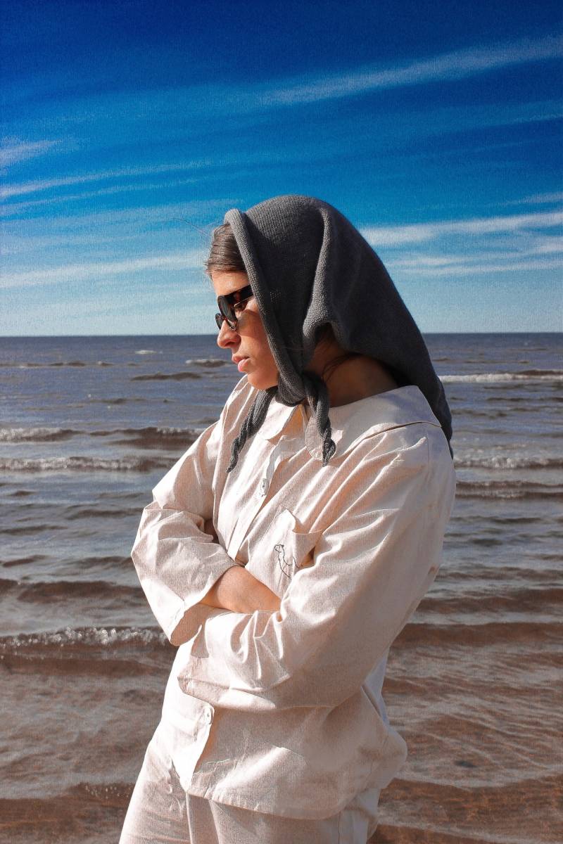 Handgefertigtes Kopftuch in Anthrazitgrau, Gestricktes Kopftuch, Aus Wolle von AnotherHatBag