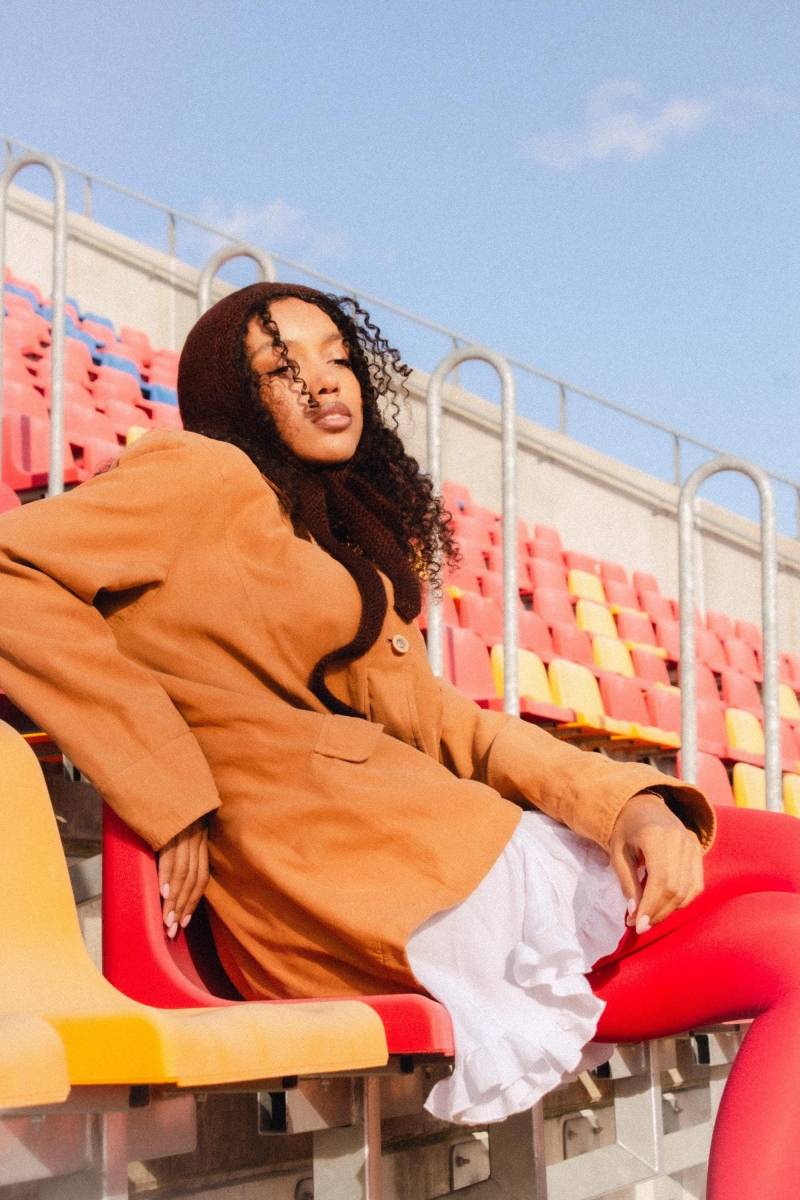 Handgestrickte Mohair-Mütze Mit Fliege Für Erwachsene in Braun von AnotherHatBag