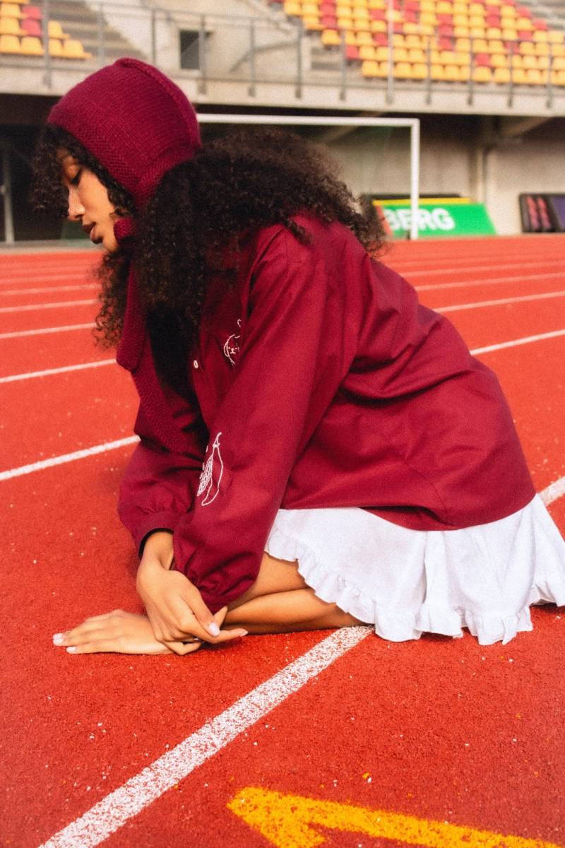 Handgestrickte Mohair-Mütze Mit Fliege Für Erwachsene in Burgund von AnotherHatBag