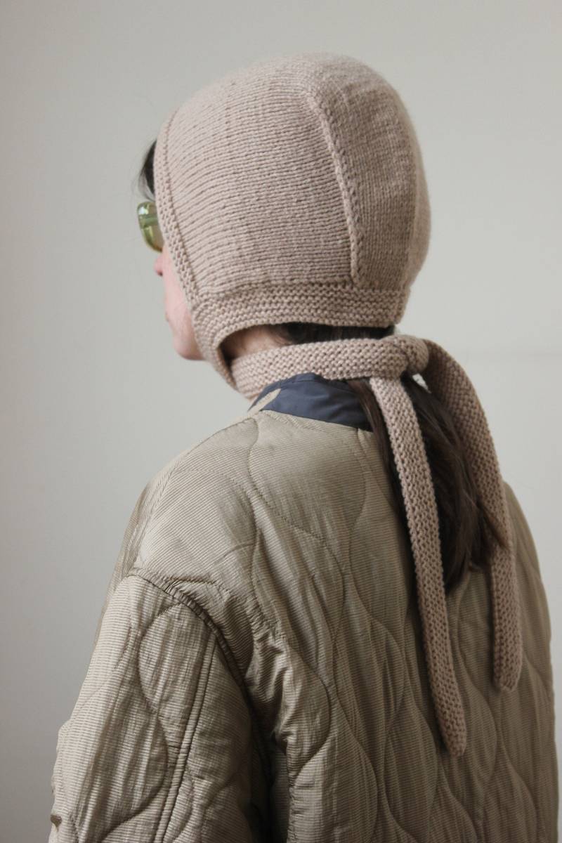 Handgestrickte Mütze Mit Schleife Und Langer Krawatte Für Erwachsene in Beige von AnotherHatBag