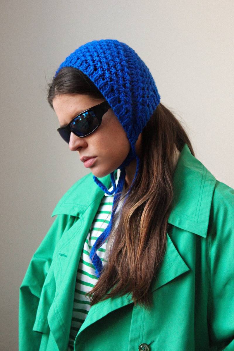 Handgestricktes Demi-Season-Mützen-Stirnband Mit Fliege Für Erwachsene in Blau, Krawatten-Stirnband, Stirnband von AnotherHatBag