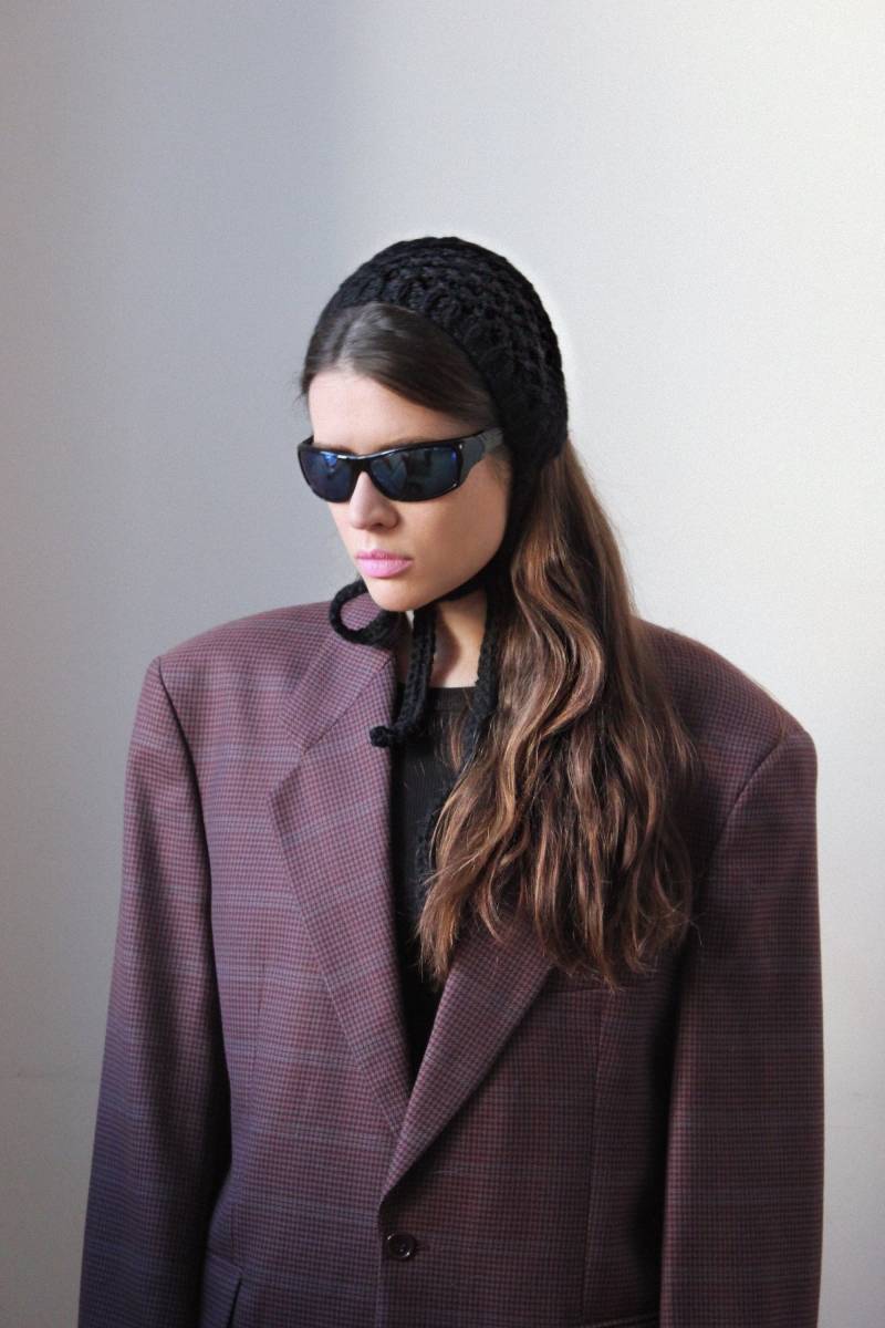 Handgestricktes Demi-Season-Mützen-Stirnband Für Erwachsene Mit Fliege in Schwarz, Krawatten-Stirnband, Stirnband von AnotherHatBag