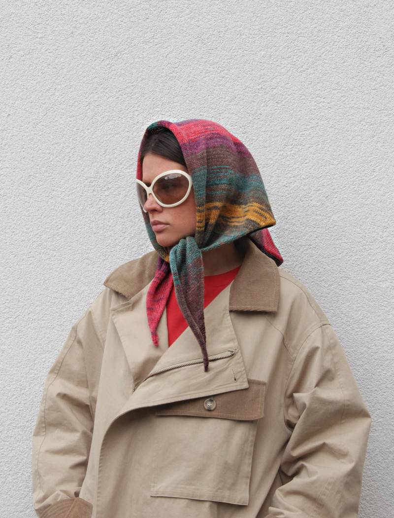 Handgestricktes Kopftuch Aus Wolle Mit Zufälligem Sonnenuntergangsmuster von AnotherHatBag