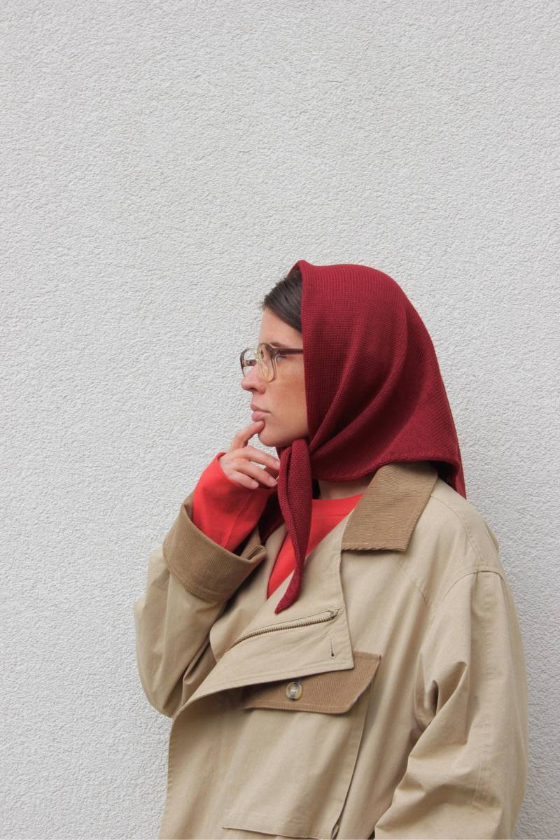 Handgestricktes Kopftuch in Burgund, Gestrickt, Wolle von AnotherHatBag