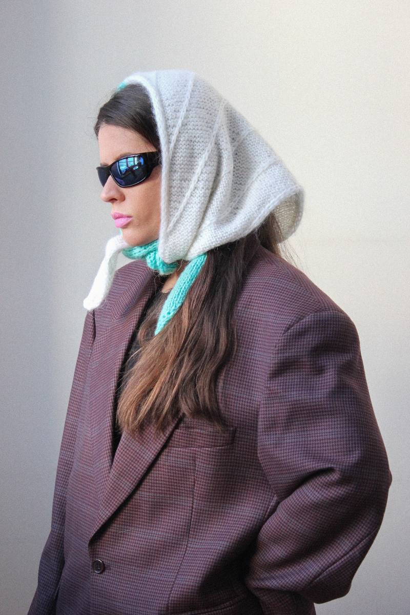Handgestricktes Zweifarbiges Mohair-Kopftuch in Azurblau Und Weiß, Gestricktes Kopftuch, Kopftuch Aus Wolle von AnotherHatBag