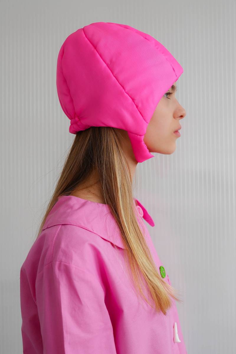 Pillow Puffer Gesteppte Fliegerhelmmütze Mit Knopf in Hot Pink von AnotherHatBag