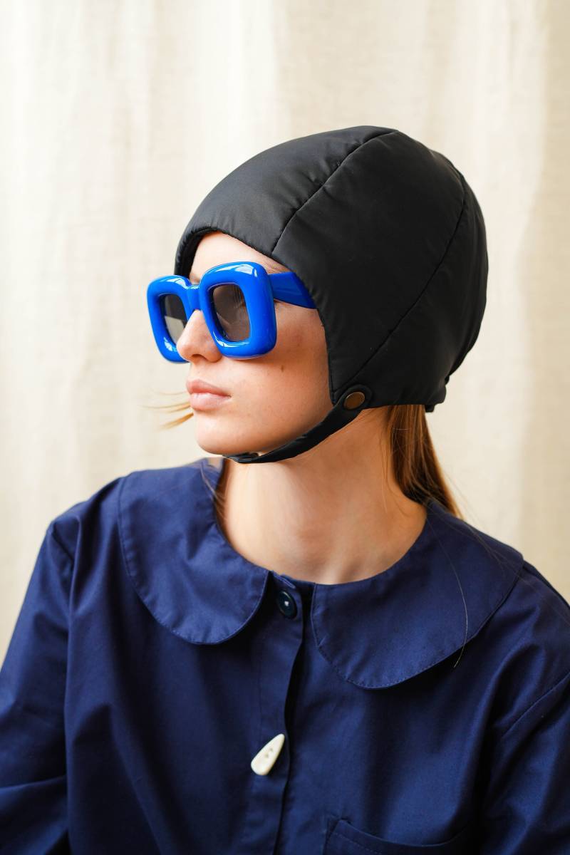 Pillow Puffer Gesteppte Fliegerhelmmütze Mit Knopf in Schwarz von AnotherHatBag