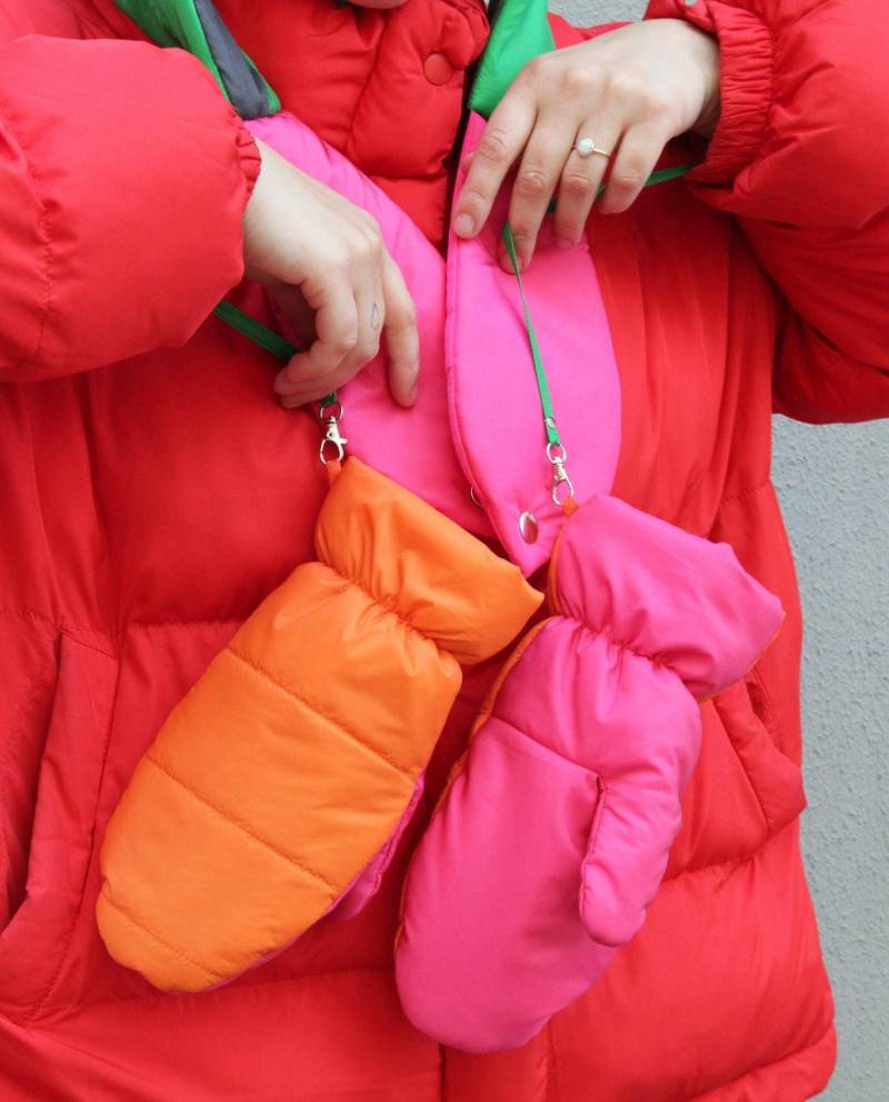 Zweifarbige Pufferfäustlinge An Schnüren in Orange Und Pink von AnotherHatBag