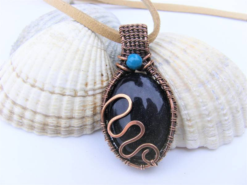 Draht Gewickelt Schwarz Glitzernden Goldstone Mit Chrysokoll Akzent in Oxidiertem Kupfer Draht Gewickelt Schwarz Glitzernden Goldstone Mit Chrysokoll Akzent in Oxidiertem Kupfer von AnriAdachiJewellery