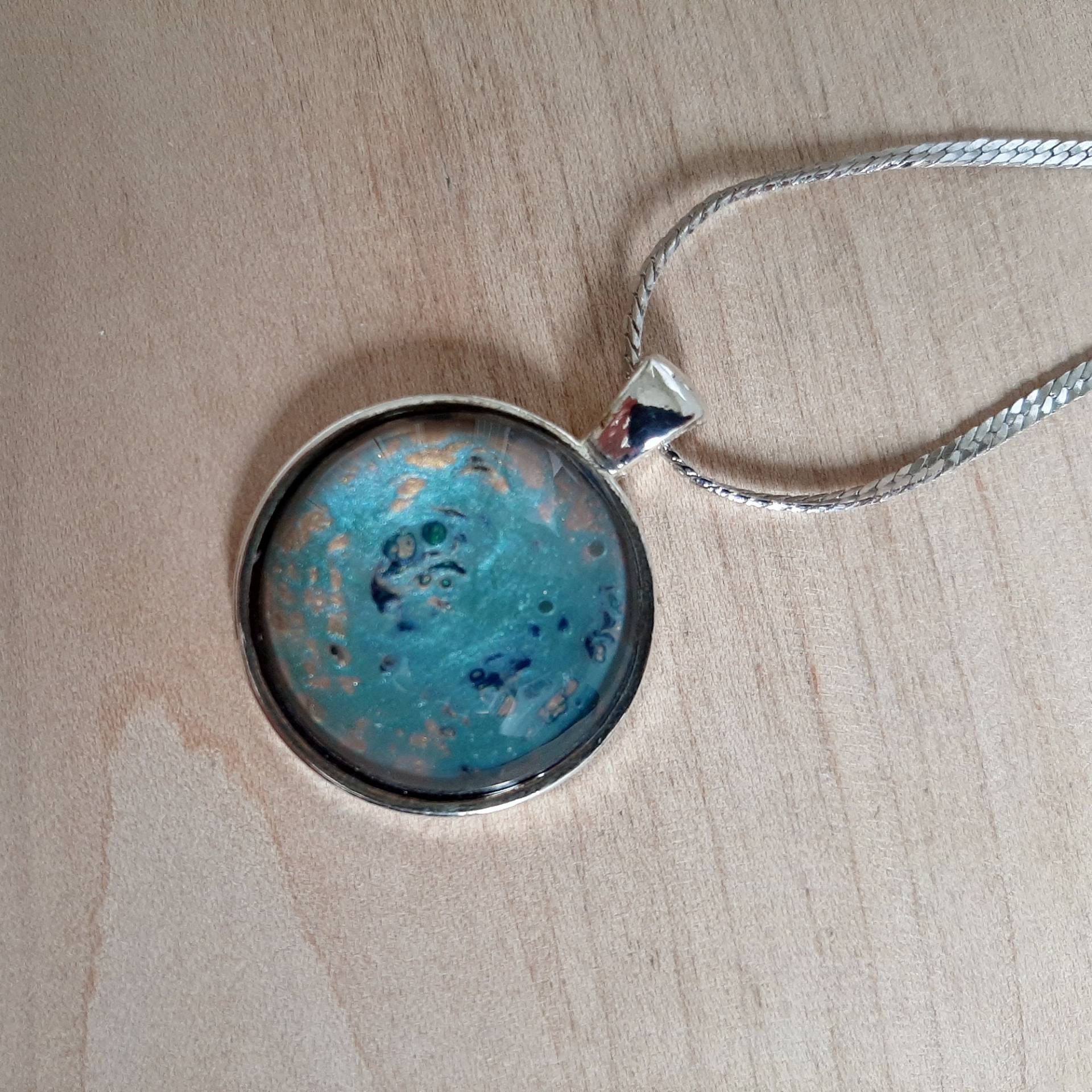 Moderne Anhänger, Runde Stilvolle Bunten Abstrakte Kunst Halskette, Schillernden Leuchtenden Pebeo Farbe von AnsonStathisArts
