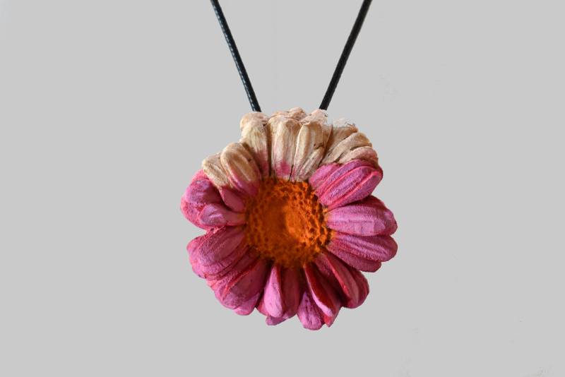 Anhänger Aus Bemaltem Blumenholz, Handgefertigter Schmuck Anhänger Aus Bemaltem Blumenholz, Handgefertigter Schmuck von AntSarTwoodcarvings