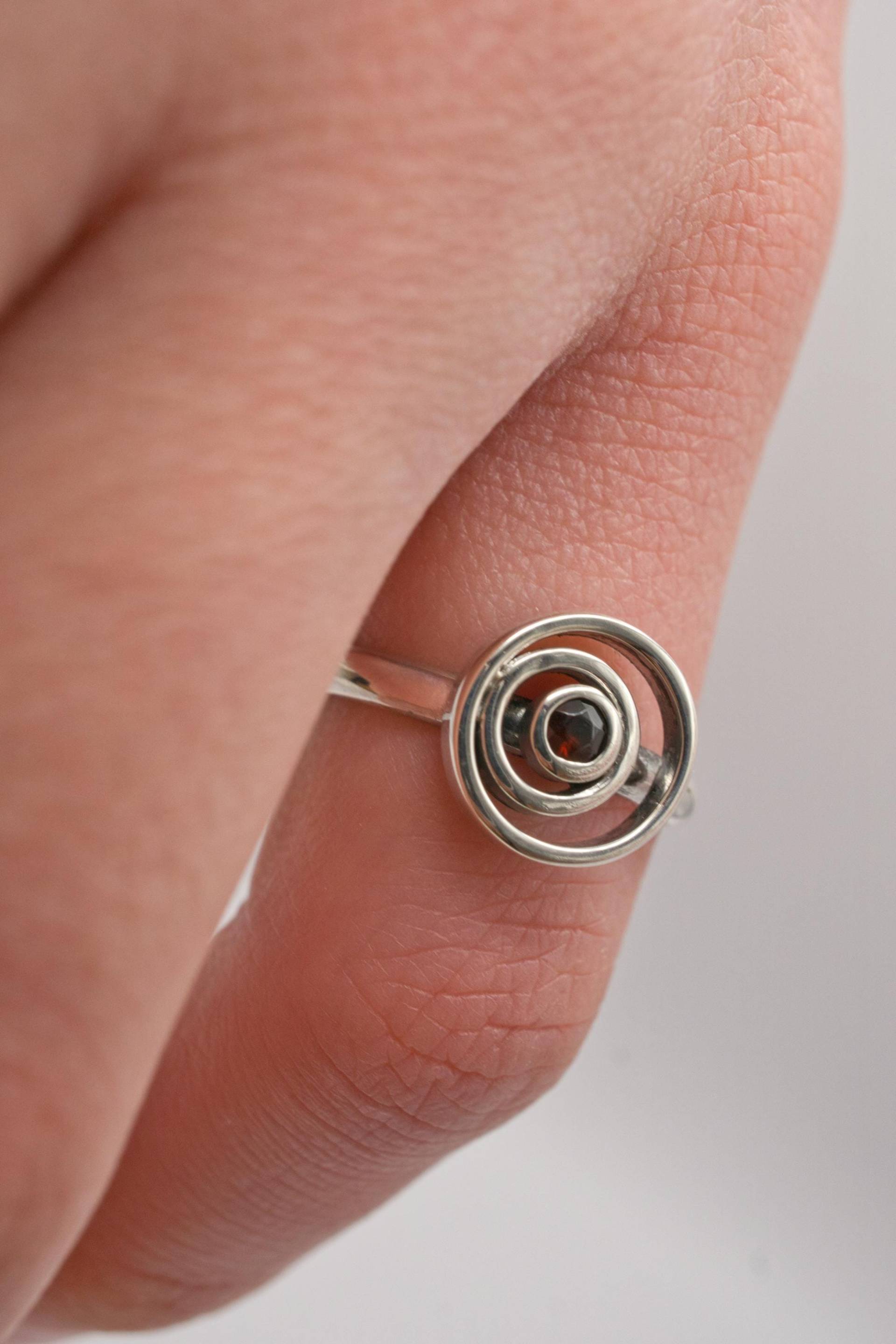 Designer Ring Mit Granat 925Er Sterlingsilber Designer Ring Mit Granat 925Er Sterlingsilber von AntSchmuck