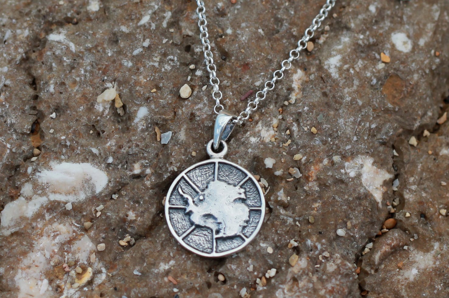 Antarktis Silber Anhänger Halskette Einzigartiger Südpol Für Abenteuerlustige Antarktis Silber Anhänger Halskette Einzigartiger Südpol Für Abenteuerlustige von AntarcticaJewellery