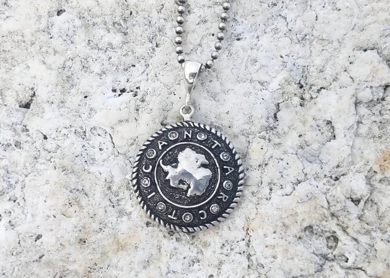 Antarktis Silber Anhänger Mit Kristallen - Einzigartige Südpol Kontinent Halskette Für Abenteuerlustige Antarktis Silber Anhänger Mit Kristallen - Einzigartige Südpol Kontinent Halskette Für Abenteuerlustige von AntarcticaJewellery