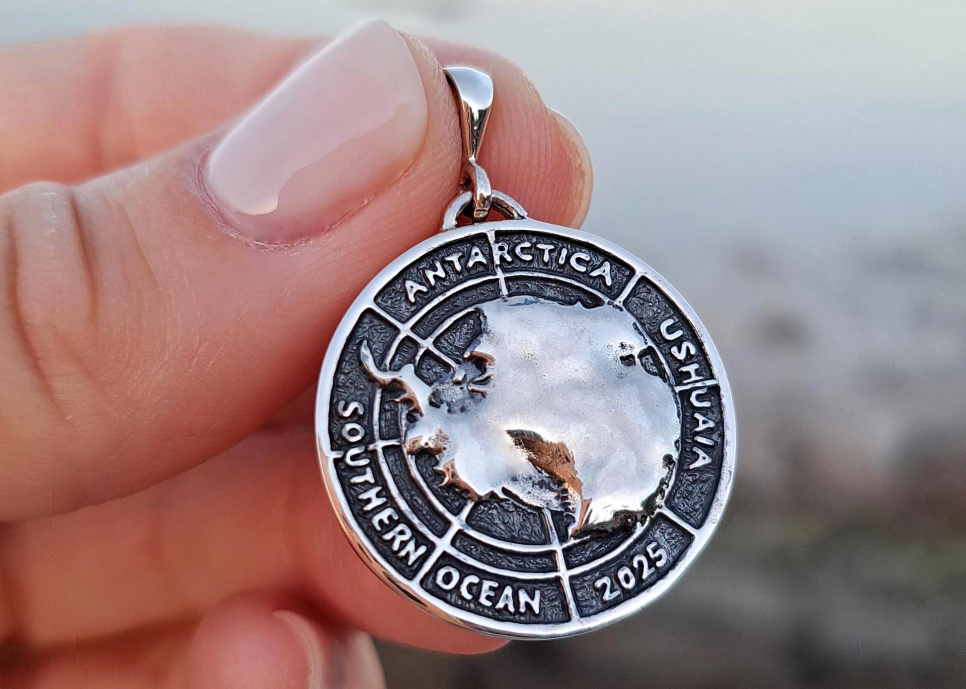 Antarktis Ushuaia Anhänger Silber Polarforscher-Expedition Schmuck Geschenk Aus Den Jahren 2018-2026 Antarktis Ushuaia Anhänger Silber Polarforscher-Expedition Schmuck Geschenk Aus Den Jahren 2018-2026 von AntarcticaJewellery