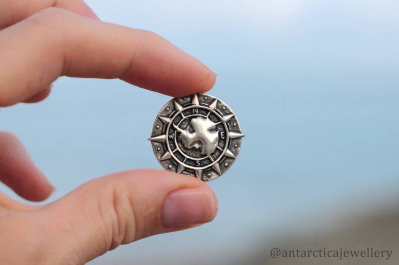 Silberner Antarktis Forscher Kompass Pin Im Antik-stil Andenken Von Einer Polarforscher Südpol-Expedition von AntarcticaJewellery