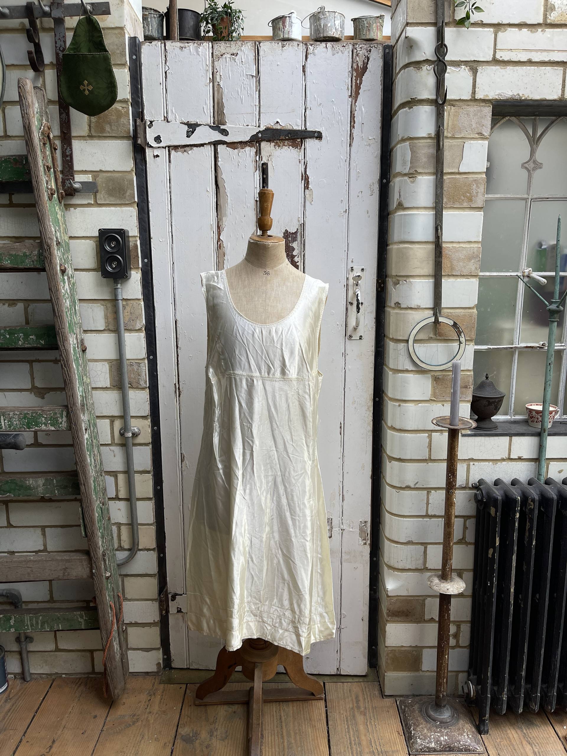 Vintage Creme Satin Slip Etuikleid Größe 36 von AntheasAtticLondon