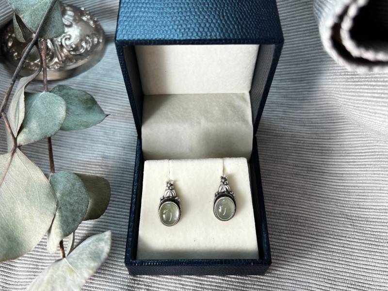 925 Sterling Silber Prehnit Blume Geschnitzte Vintage Ohrringe - Umweltfreundlicher Schmuck von AntheiaAtelier