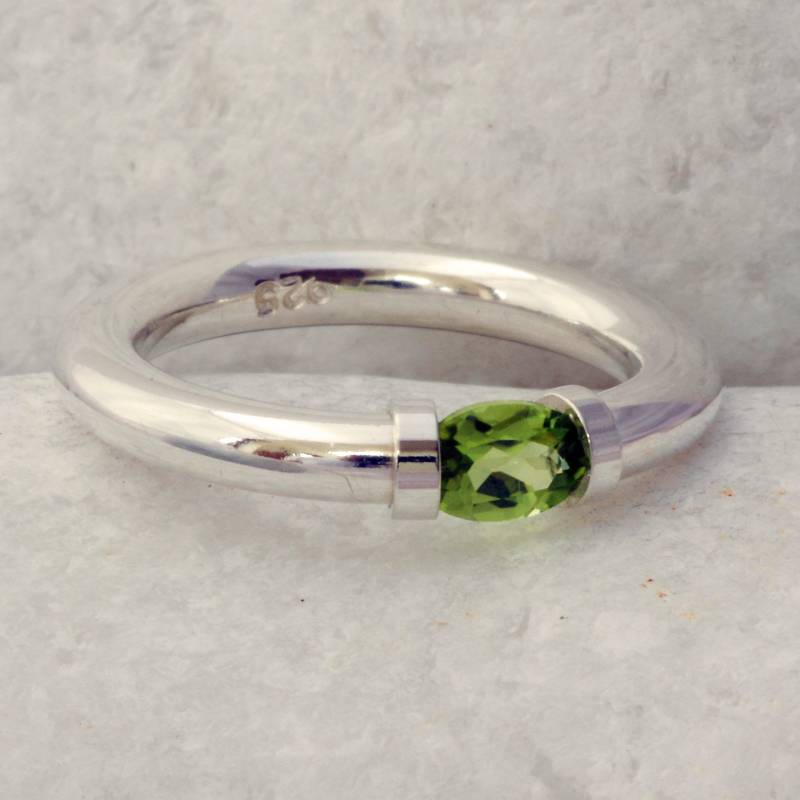 Peridot Tension Set Ring in Silber von AnthonyBlakeney