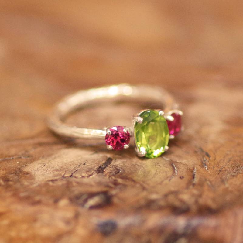 Peridot Und Rosa Granat Ring Peridot Und Rosa Granat Ring von AnthonyBlakeney