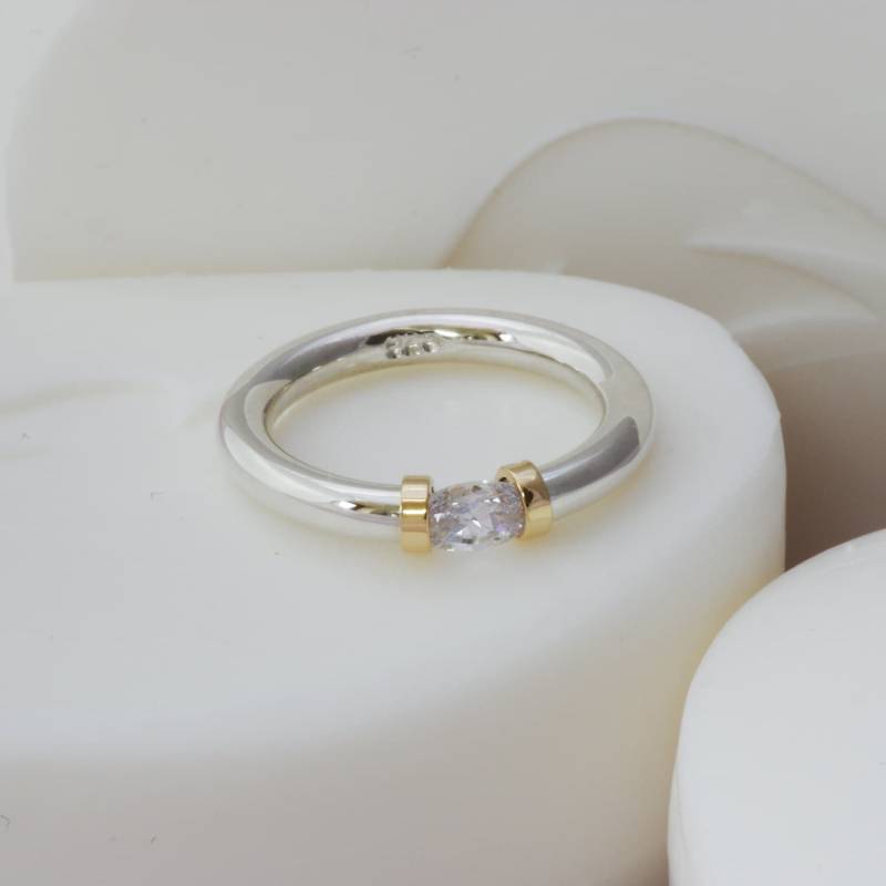 Silber Und Zirkonium Tension Ring Mit Gold Detail von AnthonyBlakeney