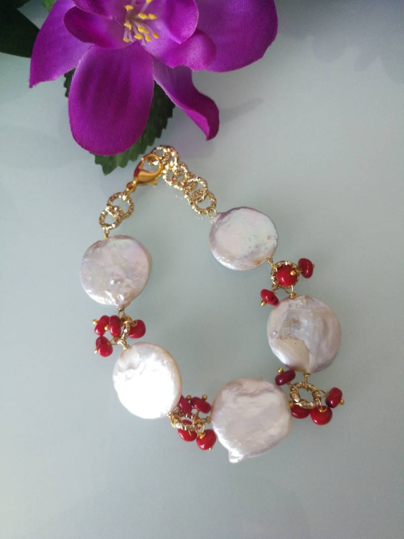 Armband Mit Natürlichen Weißen Barockperlen Und Roten Korallenperlen Armband Mit Natürlichen Weißen Barockperlen Und Roten Korallenperlen von AnticoScrigno
