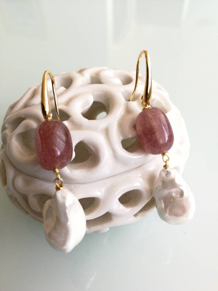 Barocke Weiße Perlenohrringe Mit Rosenquarzstein. Silberne Ohrringe Barocke Weiße Perlenohrringe Mit Rosenquarzstein. Silberne Ohrringe von AnticoScrigno