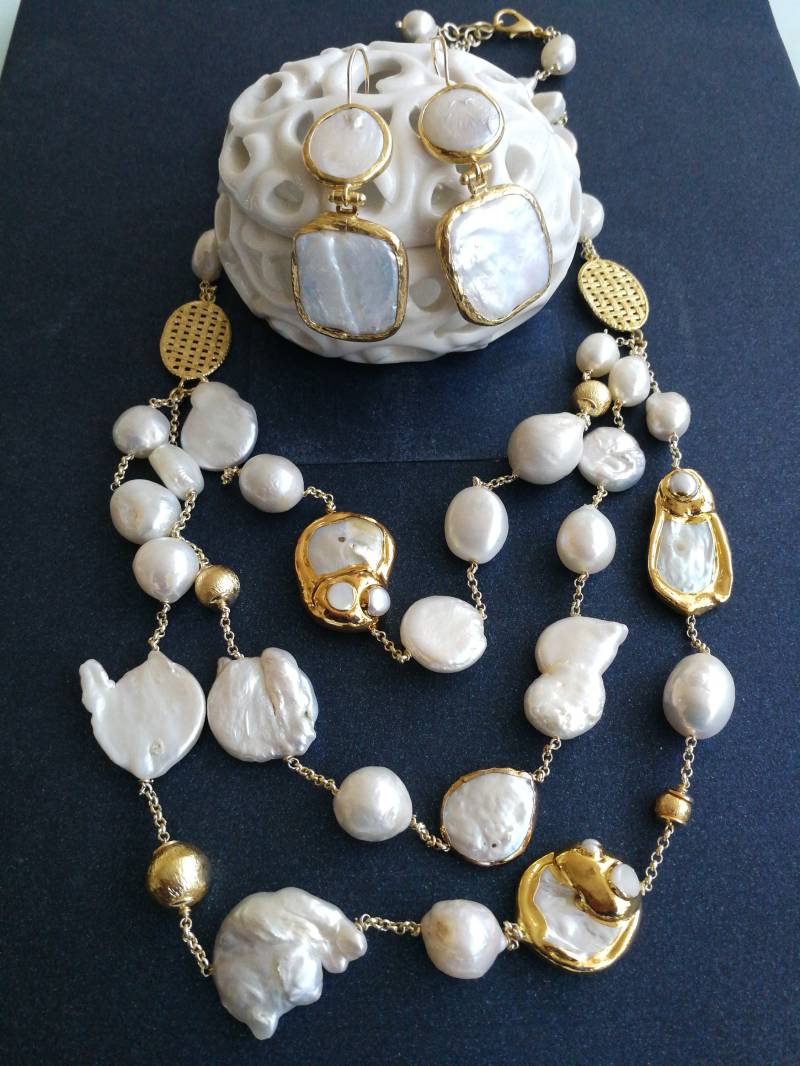 Halskette Aus Natürlichen Weißen Barockperlen, Vergoldetes Set Flachen Perlen Und Perlenohrringen. Exklusives Modell. Insgesamt 31 Perlen Halskette Aus Natürlichen Weißen Barockperlen, Vergoldetes Set Flachen Perlen Und Perlenohrringen. Exklusives Modell. Insgesamt 31 Perlen von AnticoScrigno
