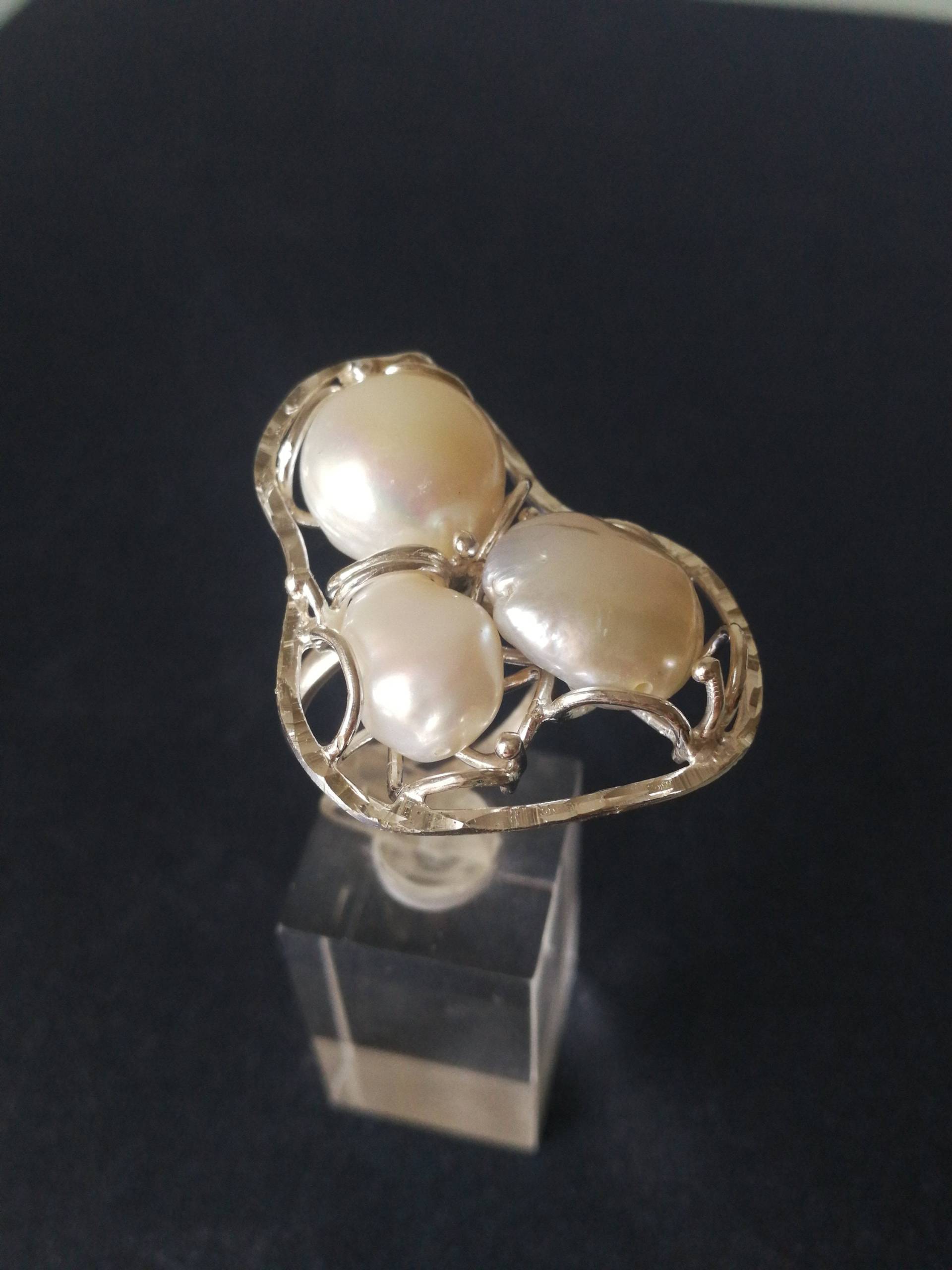 Kaiserlicher Weißer Ring Aus Barocker Naturperle. Mit Drei Perlen. Silberring. Exklusiver Schmuck Kaiserlicher Weißer Ring Aus Barocker Naturperle. Mit Drei Perlen. Silberring. Exklusiver Schmuck von AnticoScrigno