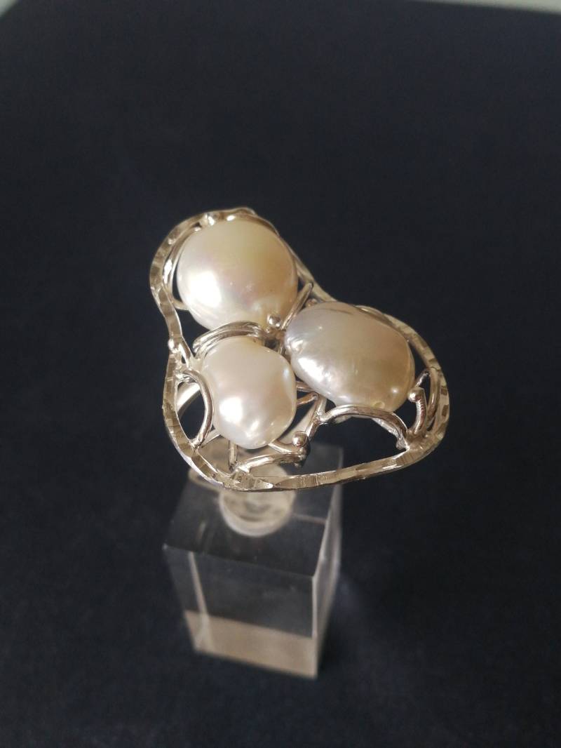 Kaiserlicher Weißer Ring Aus Barocker Naturperle. Mit Drei Perlen. Silberring. Exklusiver Schmuck von AnticoScrigno