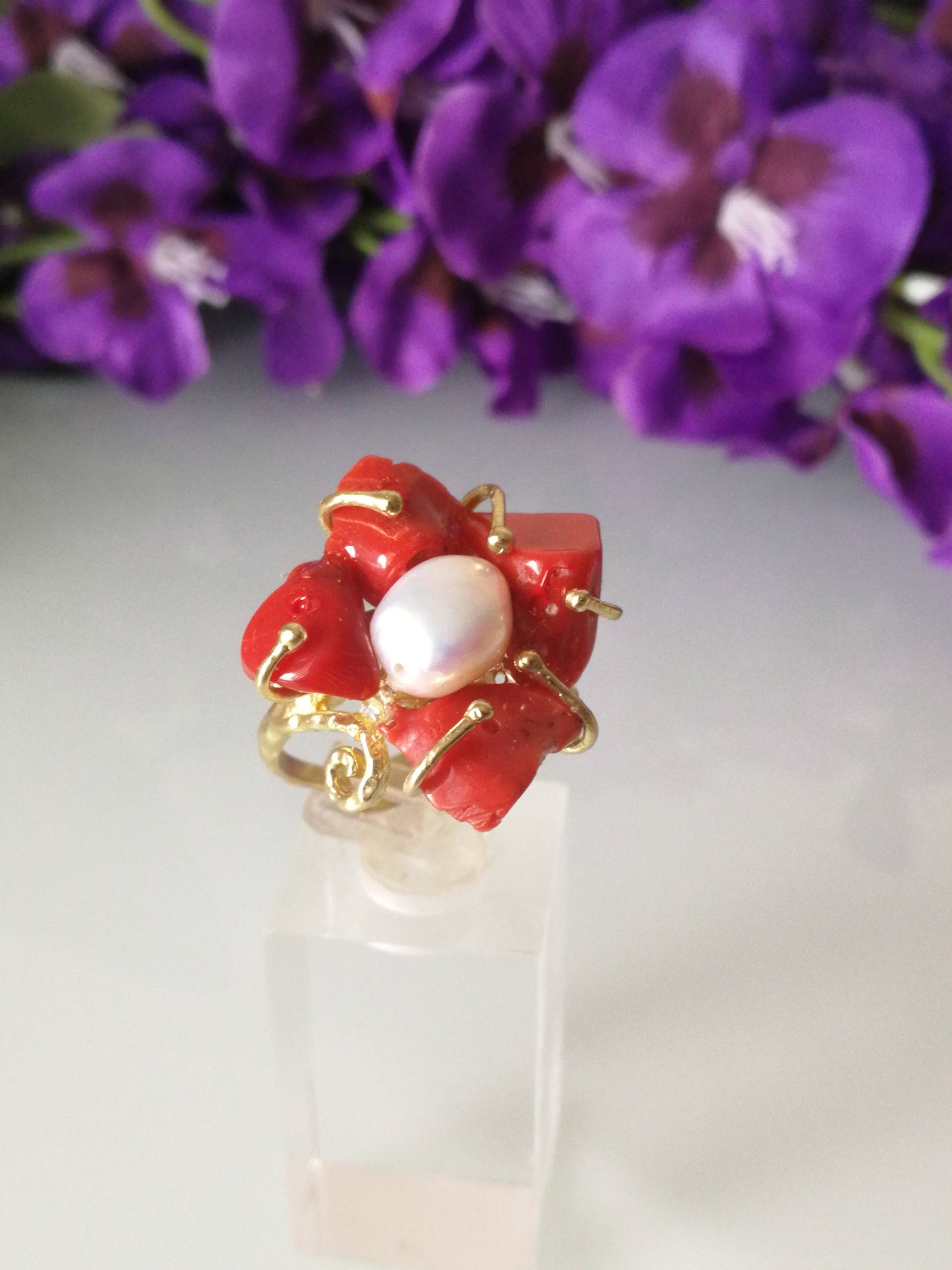 Ring Aus Mediterraner Roter Koralle Und Naturperle. Korallenblumenring von AnticoScrigno