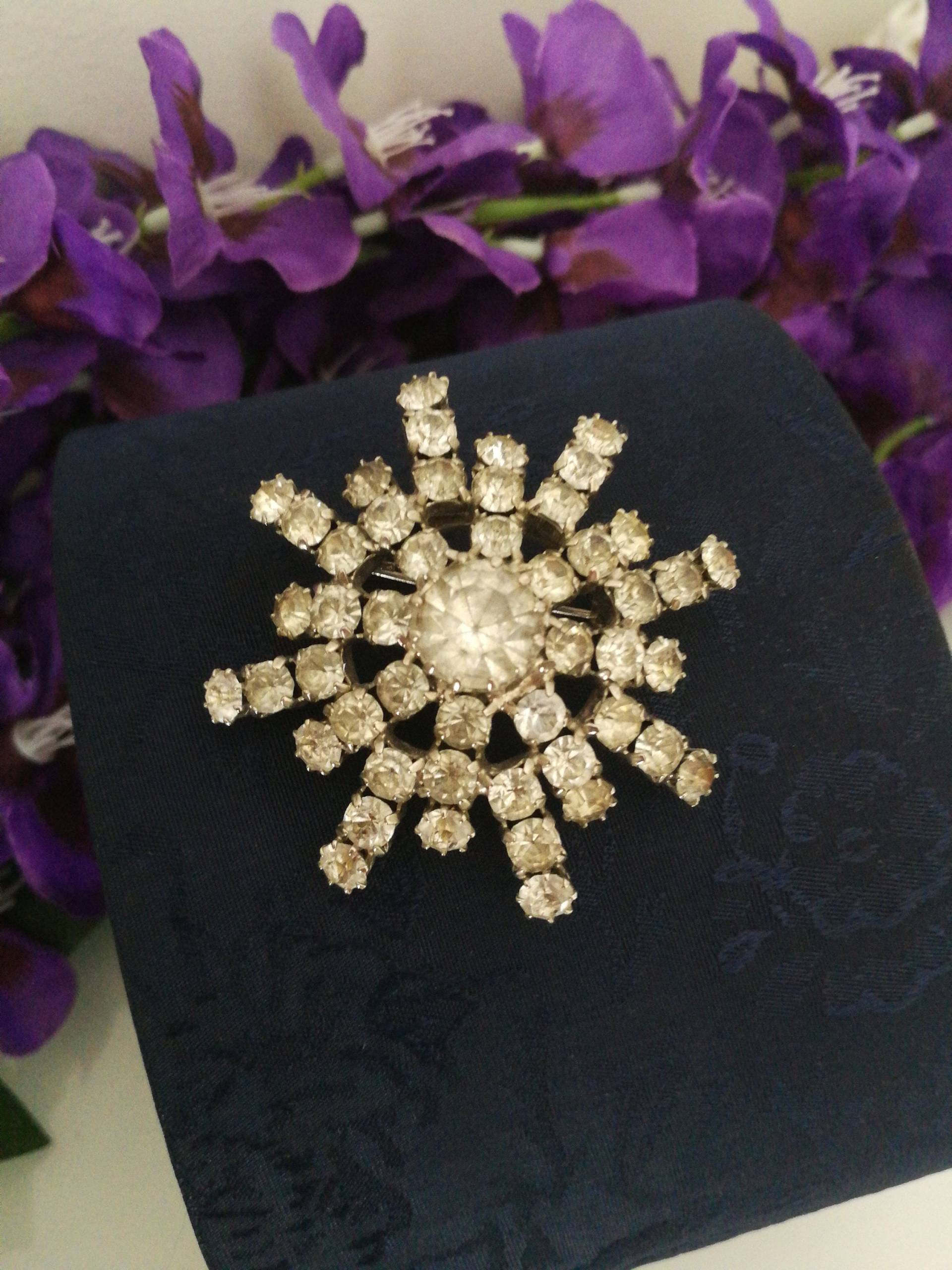 Vintage Antike Brosche Mit Swarovski-Kristallen Aus Den 1980Er Jahren. Antiker Schmuck Vintage Antike Brosche Mit Swarovski-Kristallen Aus Den 1980Er Jahren. Antiker Schmuck von AnticoScrigno