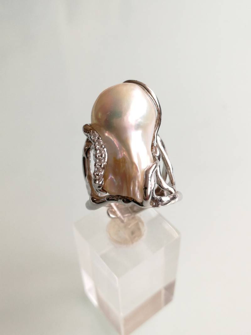 Weißer Barocker Naturperlenring. Zirkonring. Silberring. Maxi-Ring von AnticoScrigno