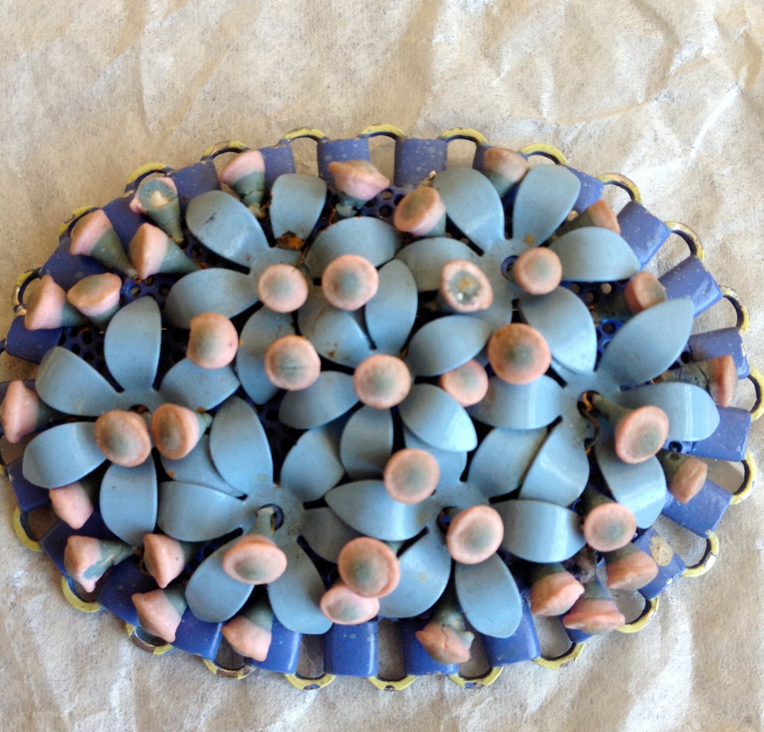 3 Broschen 1930Er Jahre Einzeln Oder Zusammen Mit Metallbeutel Aus Anderen Angeboten von AntiguaNM