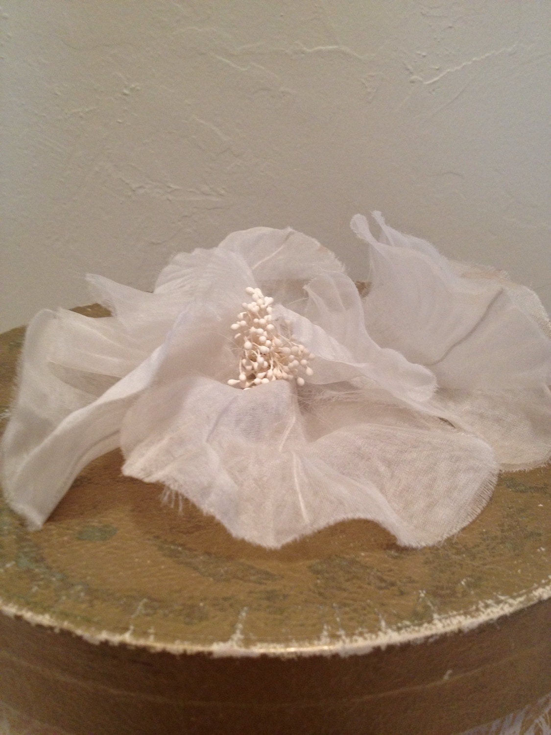 Blumen Anstecknadel Weiß Vintage Stoff As Is von AntiguaNM