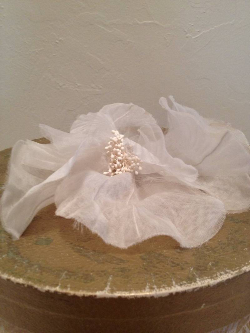 Blumen Anstecknadel Weiß Vintage Stoff As Is Blumen Anstecknadel Weiß Vintage Stoff As Is von AntiguaNM