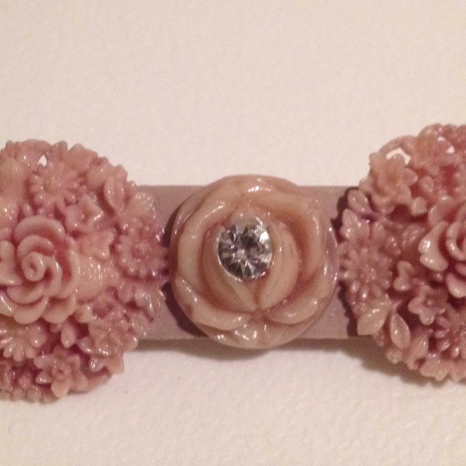 Brosche Dunkelrosa Celluloid Blumen Pin Mit Strass von AntiguaNM