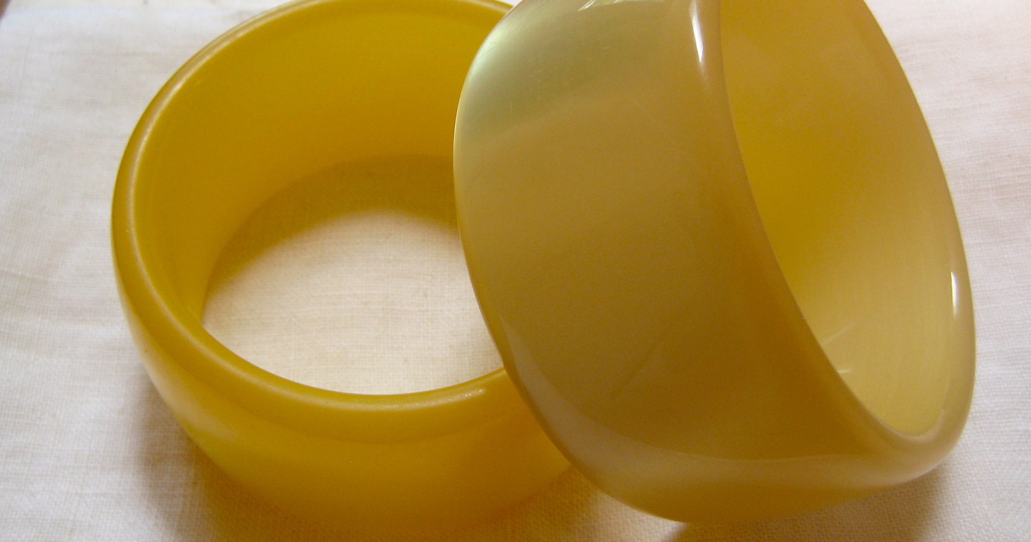 Gelbe Armreifen 49, 00 Stück 1950Er Jahre Gesponnene Lucite von AntiguaNM