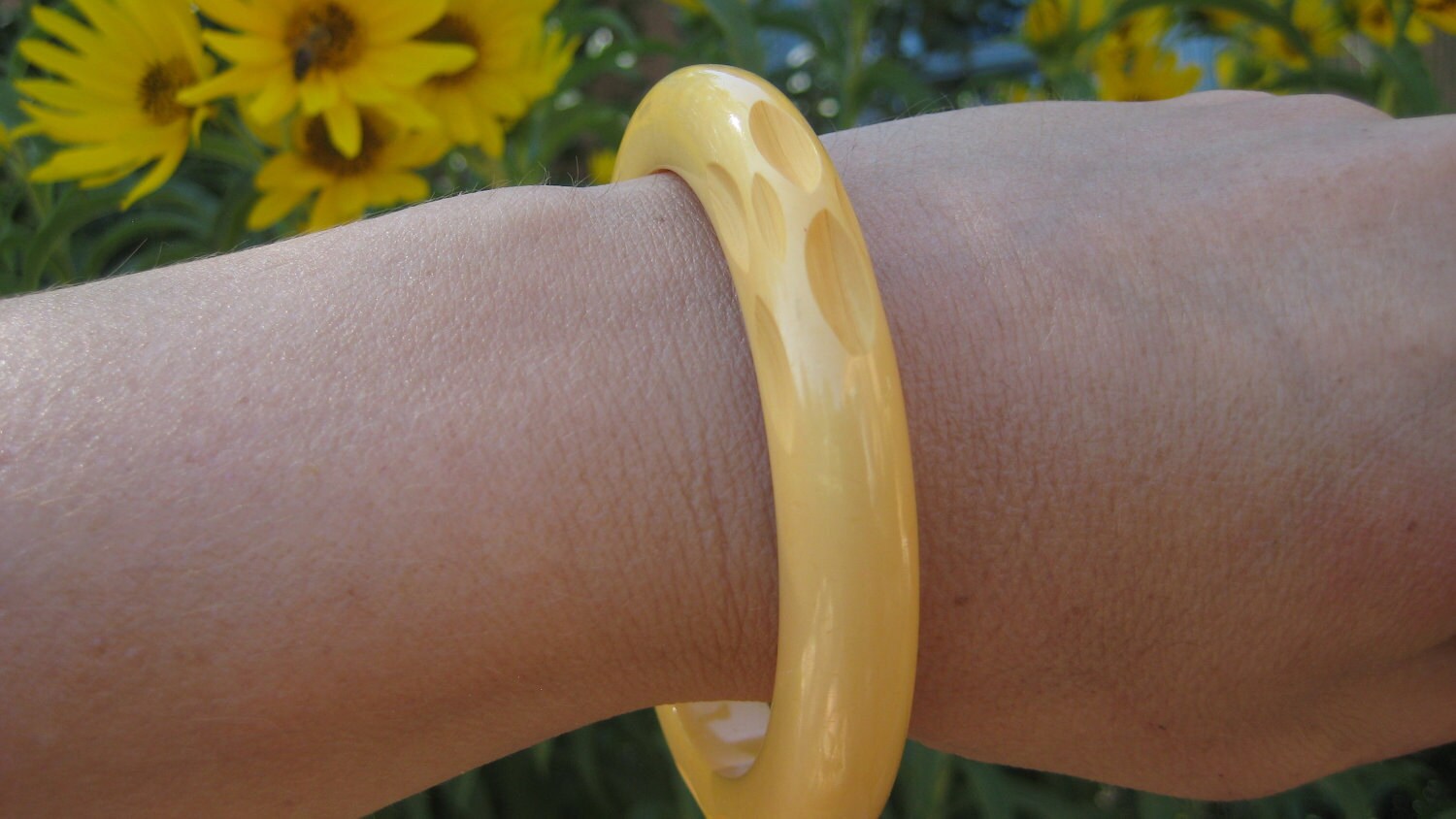 Geschnitzter Hellgelber Bakelit Armreif von AntiguaNM