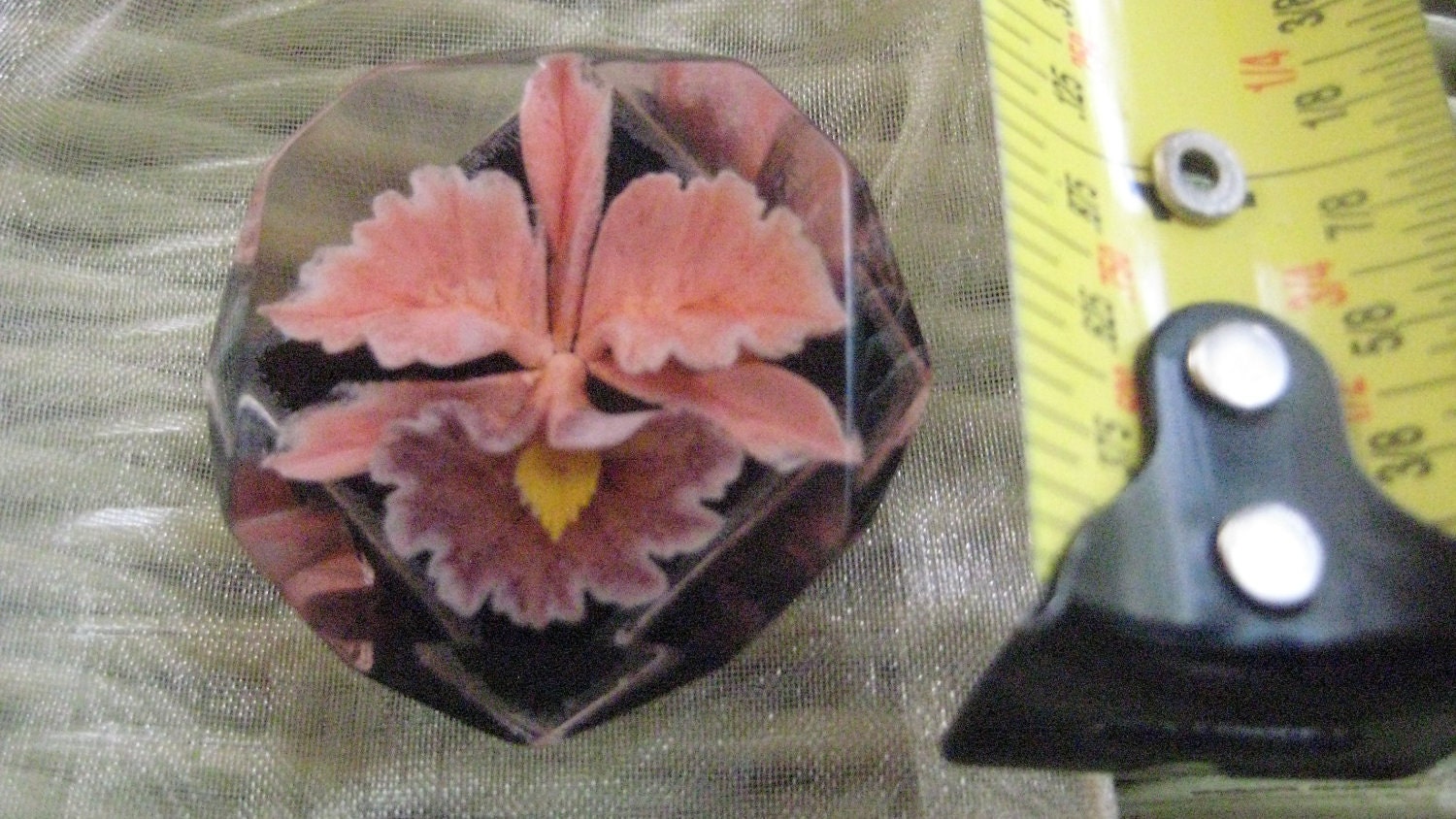 Lucite Brosche & Gehäkelte Ohrringe - Zusammen Verkauft Tolles Angebot von AntiguaNM