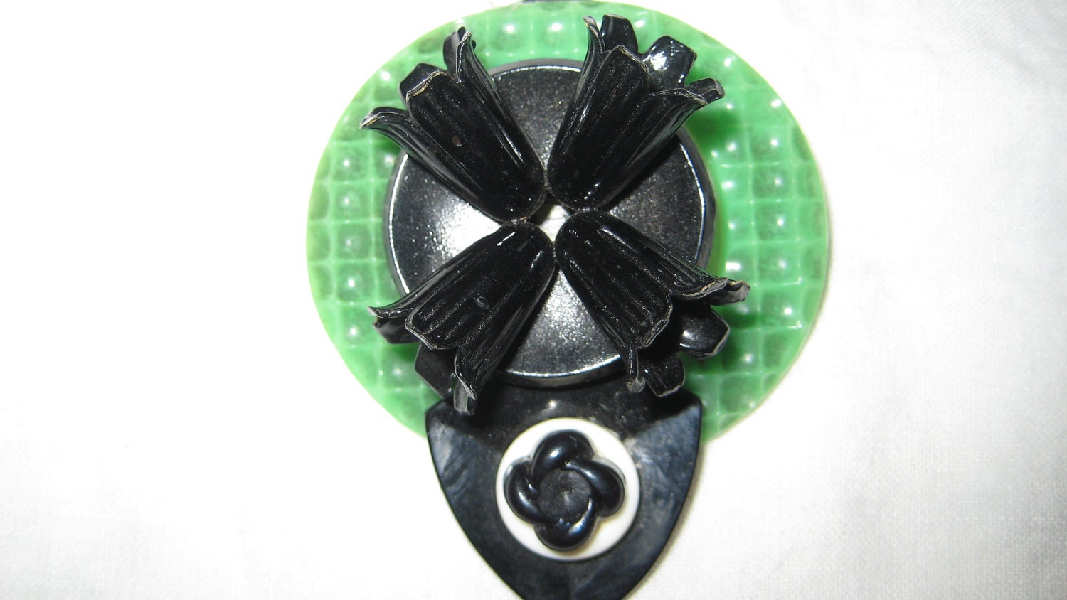 Schwarz & Grüne Vintage Kunststoff Brosche von AntiguaNM