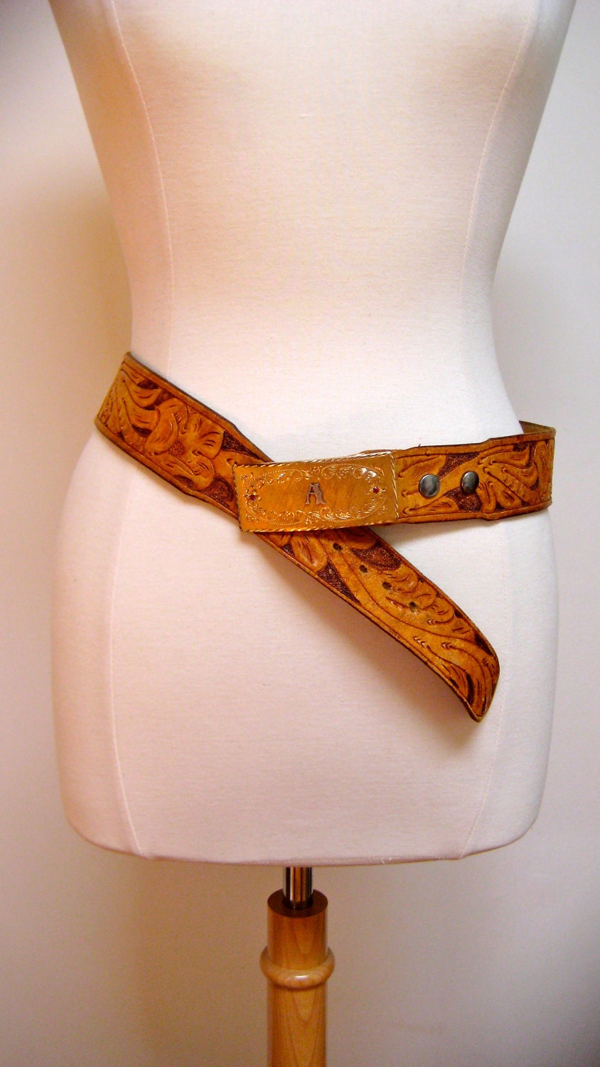 Vintage Gürtel Western Punziert Mit Messingschnalle Buchstabe A Möglicherweise Rubine Gekauft in New Mexico von AntiguaNM