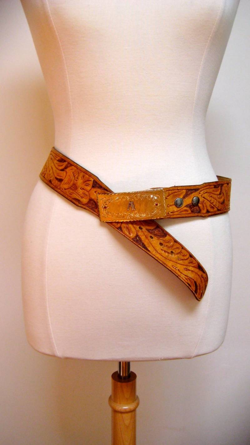 Vintage Gürtel Western Punziert Mit Messingschnalle Buchstabe A Möglicherweise Rubine Gekauft in New Mexico Vintage Gürtel Western Punziert Mit Messingschnalle Buchstabe A Möglicherweise Rubine Gekauft in New Mexico von AntiguaNM