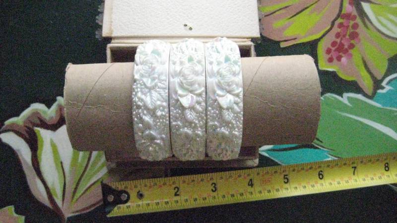 Weiße Celluloid Mould Kunststoff Irisierend Armband Weiße Celluloid Mould Kunststoff Irisierend Armband von AntiguaNM